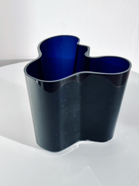 Image du vase Iittala Aalto 160 mm bleu cobalt proposé dans cette publicité.