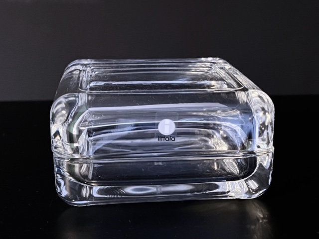 Image of the Iittala Vitriini jewelery box in the color transparent measuring 10.8 cm offered in this advertisement.