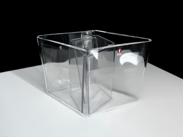 Afbeelding van de Iittala Bering vaas compleet met inleg die in deze advertentie wordt aangeboden.