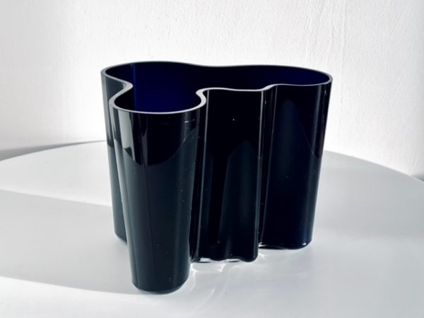 Abbildung der Iittala Aalto Vase 160 mm Kobaltblau, die in dieser Anzeige angeboten wird.