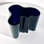 Image du vase Iittala Aalto 160 mm bleu cobalt proposé dans cette publicité.