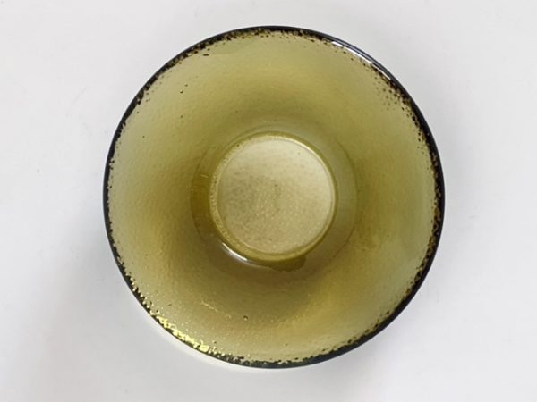 Afbeelding van de Iittala Nappi waxinelichthouder in de kleur geel die in deze advertentie wordt aangeboden.