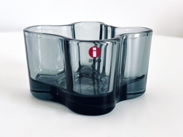 Abbildung des in dieser Anzeige angebotenen grauen Iittala Alvar Aalto Teelichthalters.