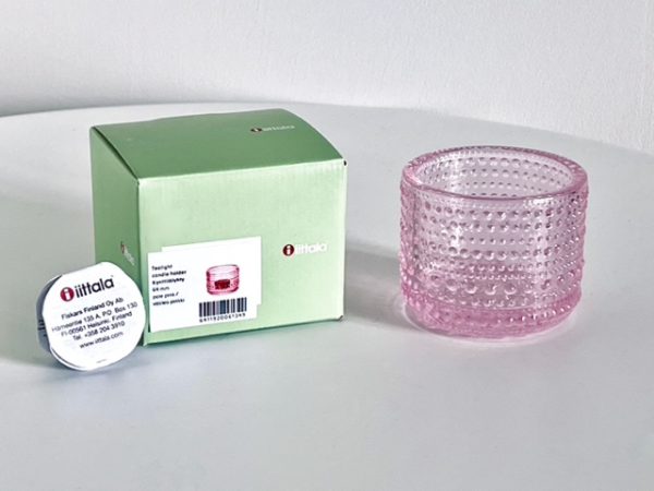 Bild des Iittala Kasthelmi Kerzenhalters in den Farben Pale Pink und Pale Pink, die in diesem Angebot enthalten sind.
