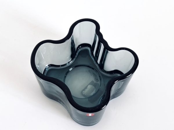 Abbildung des in dieser Anzeige angebotenen grauen Iittala Alvar Aalto Teelichthalters.