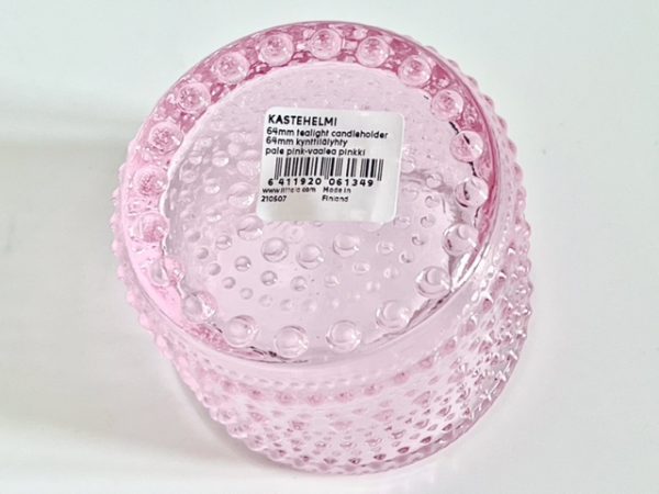 Bild des Iittala Kasthelmi Kerzenhalters in den Farben Pale Pink und Pale Pink, die in diesem Angebot enthalten sind.
