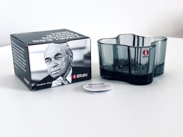 Abbildung des in dieser Anzeige angebotenen grauen Iittala Alvar Aalto Teelichthalters.