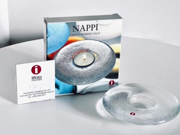 Afbeelding van de Iittala Nappi waxinelichthouder transparant die in deze advertentie wordt aangeboden.