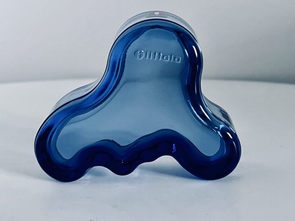 Abbildung der iittala Aalto Schale 98 mm Ultramarinblau, die in dieser Anzeige angeboten wird.