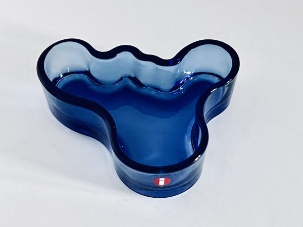 Abbildung der iittala Aalto Schale 98 mm Ultramarinblau, die in dieser Anzeige angeboten wird.