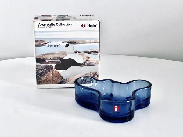 Abbildung der iittala Aalto Schale 98 mm Ultramarinblau, die in dieser Anzeige angeboten wird.