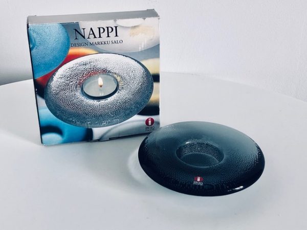 Abbildung des in dieser Anzeige angebotenen grauen Teelichthalters Nappi von Iittala.
