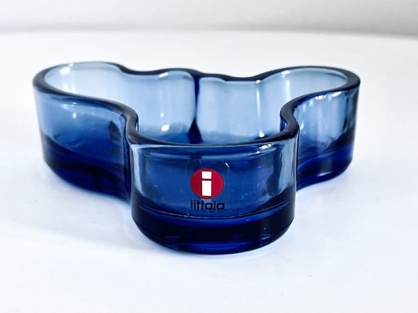 Abbildung der iittala Aalto Schale 98 mm Ultramarinblau, die in dieser Anzeige angeboten wird.