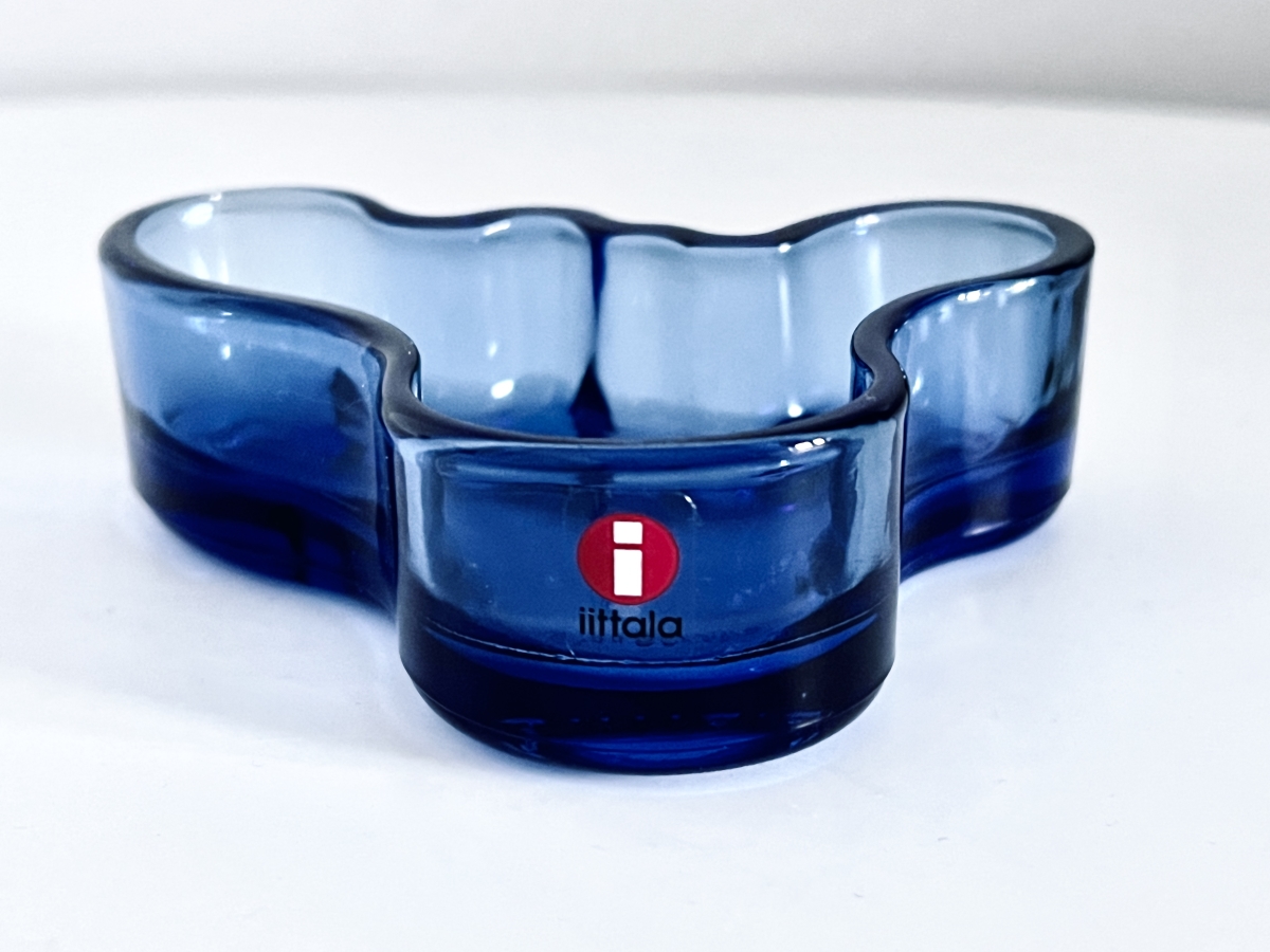 Image of the iittala Aalto bowl 98mm Ultramarine blue offered in this advertisement.