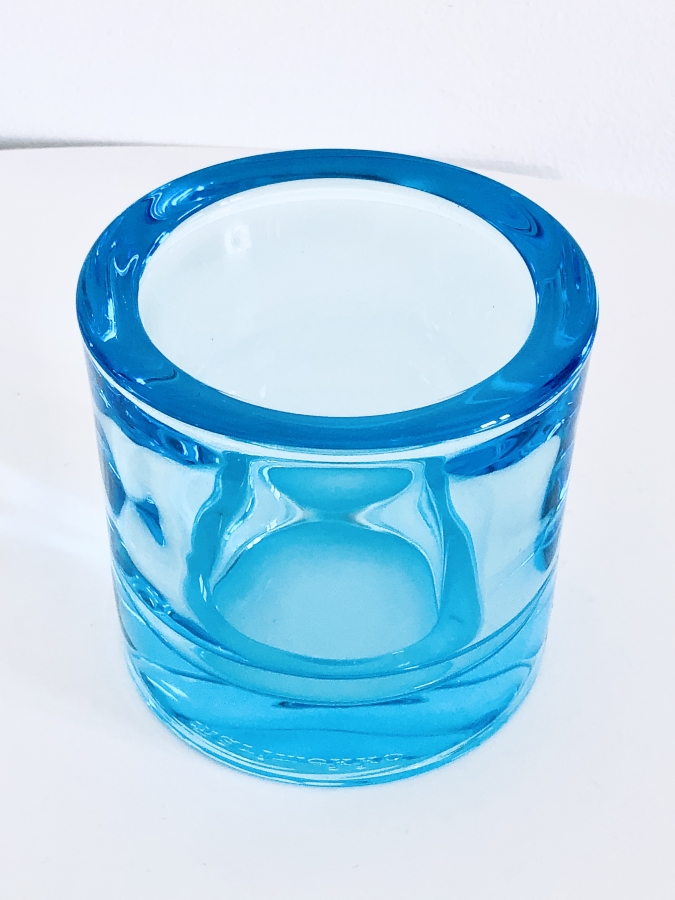 Image de la lampe d'ambiance Iittala Kivi 80mm bleu clair proposée dans cette publicité.