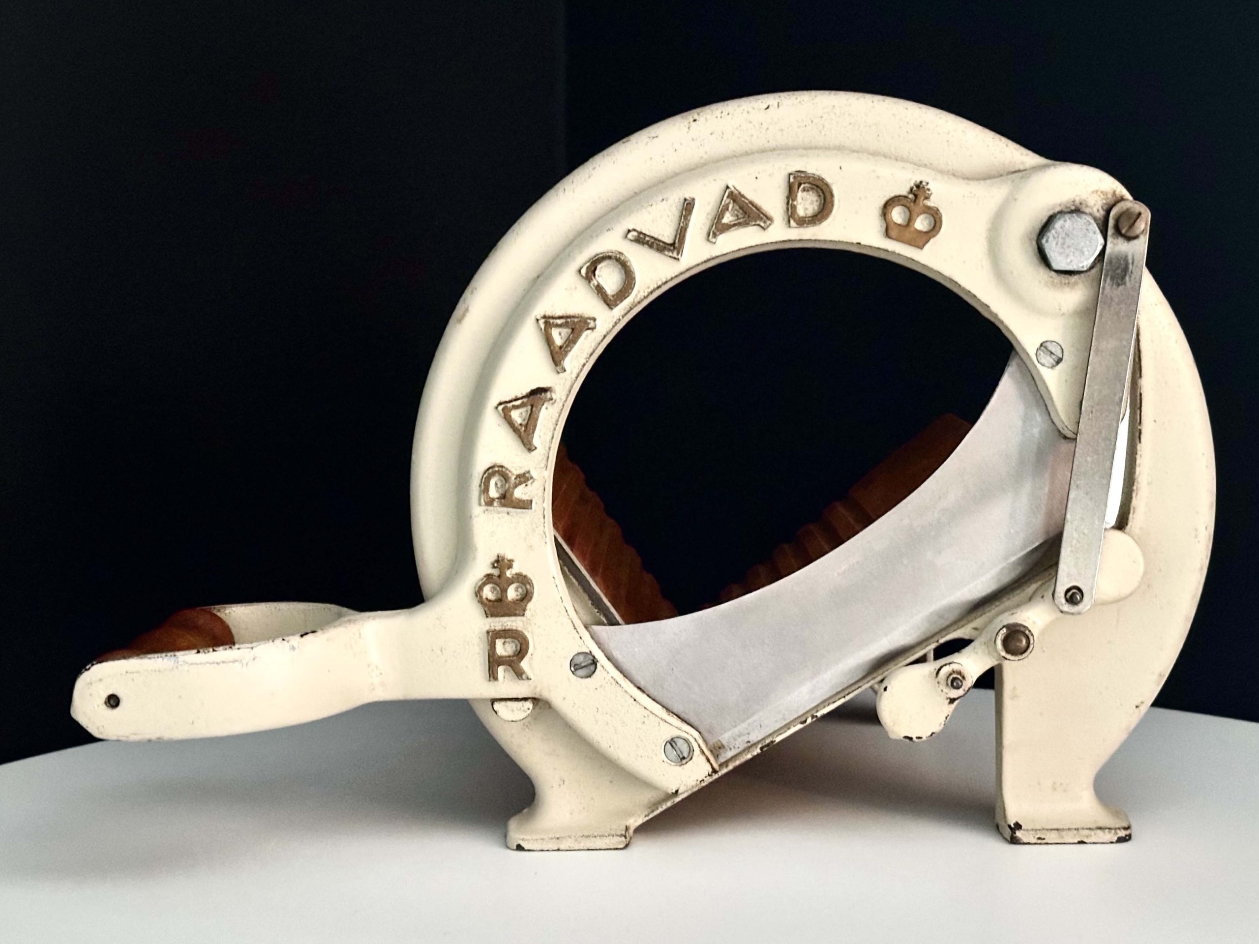 Raadvad bread slicer beige with gold letters Danish living