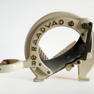 Raadvad broodsnijder beige met gouden letters