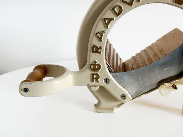 Raadvad broodsnijder beige met gouden letters
