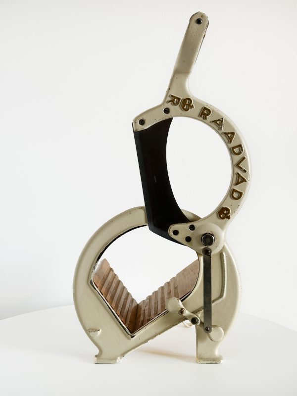 Raadvad broodsnijder beige met gouden letters