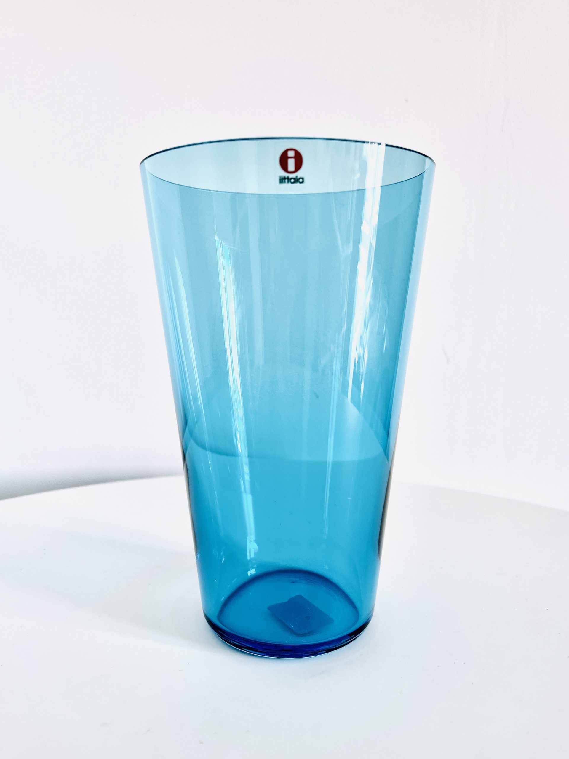 Afbeelding van de Iittala Kartio vaas blauw die in deze advertentie wordt aangeboden.