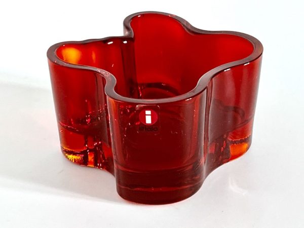 Afbeelding van de Iittala Alvar Aalto waxinelichthouder vlammend rood die in deze advertentie wordt aangeboden.