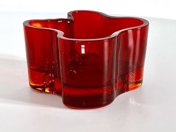 Afbeelding van de Iittala Alvar Aalto waxinelichthouder vlammend rood die in deze advertentie wordt aangeboden.