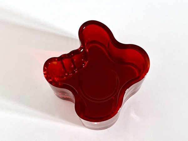 Afbeelding van de Iittala Alvar Aalto waxinelichthouder vlammend rood die in deze advertentie wordt aangeboden.