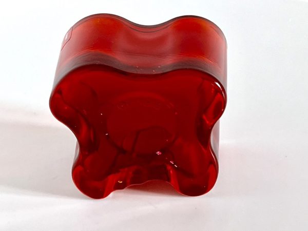 Afbeelding van de Iittala Alvar Aalto waxinelichthouder vlammend rood die in deze advertentie wordt aangeboden.