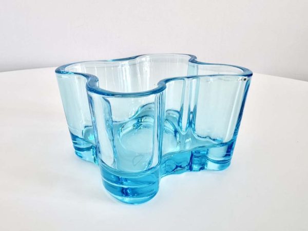Afbeelding van de Iittala Alvar Aalto waxinelichthouder licht blauw die in deze advertentie wordt aangeboden.