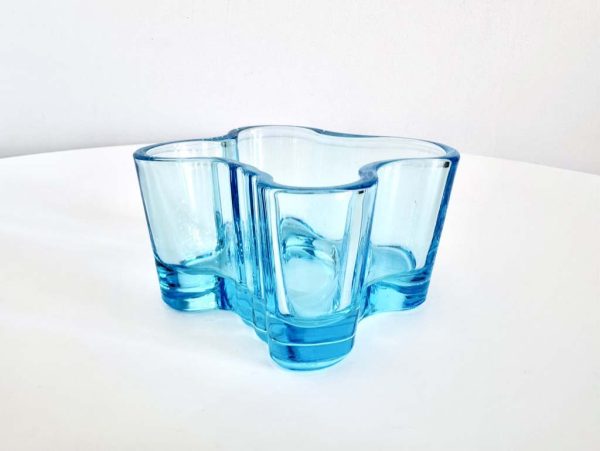 Afbeelding van de Iittala Alvar Aalto waxinelichthouder licht blauw die in deze advertentie wordt aangeboden.