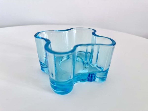 Afbeelding van de Iittala Alvar Aalto waxinelichthouder licht blauw die in deze advertentie wordt aangeboden.