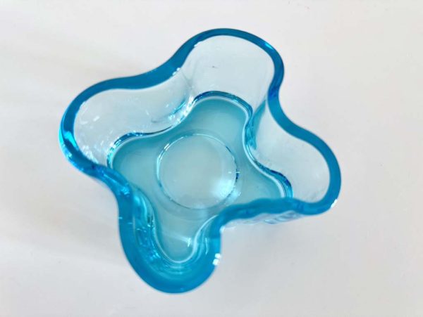 Afbeelding van de Iittala Alvar Aalto waxinelichthouder licht blauw die in deze advertentie wordt aangeboden.