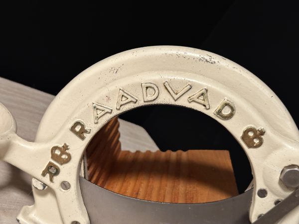 Raadvad broodsnijder beige met gouden letters