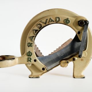 Raadvad broodsnijder beige met groene letters 
