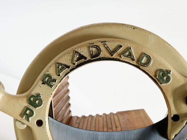 Raadvad broodsnijder beige met groene letters