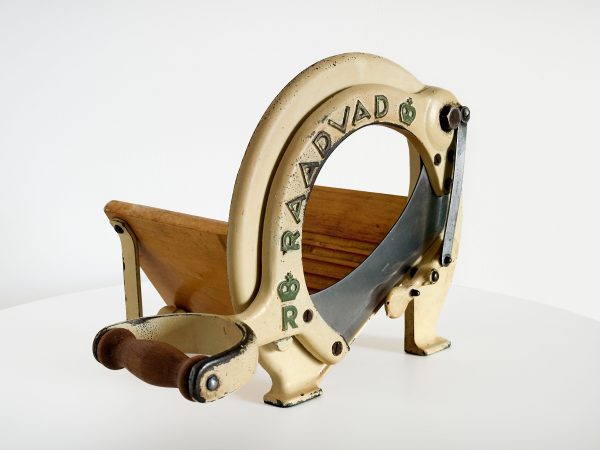 Raadvad broodsnijder beige met groene letters