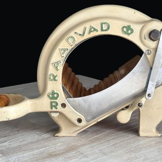 Raadvad broodsnijder beige met groene letters