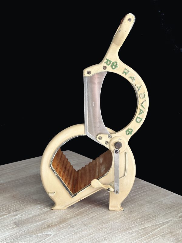 Raadvad broodsnijder beige met groene letters