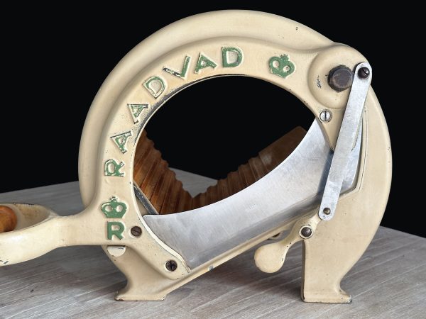 Raadvad broodsnijder beige met groene letters
