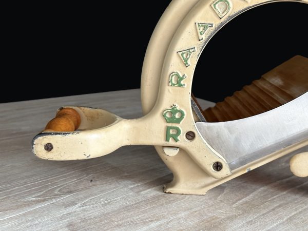 Raadvad broodsnijder beige met groene letters