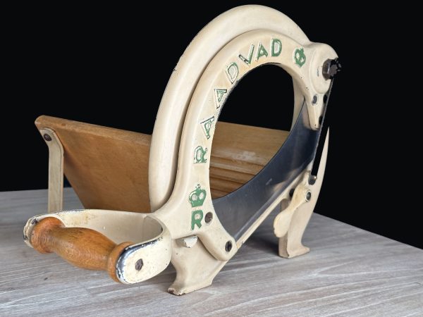 Raadvad broodsnijder beige met groene letters