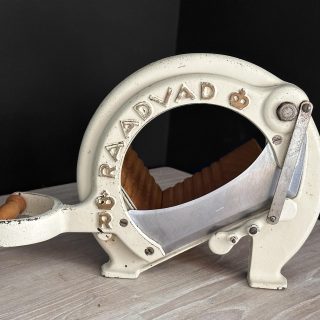 Raadvad broodsnijder beige met gouden letters 