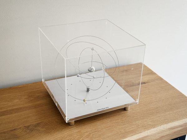 Vintage Jeco Planet Orbit Lucite Cube Klok