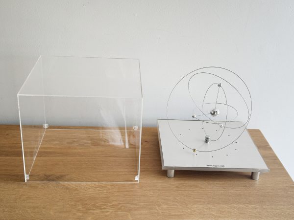 Vintage Jeco Planet Orbit Lucite Cube Klok