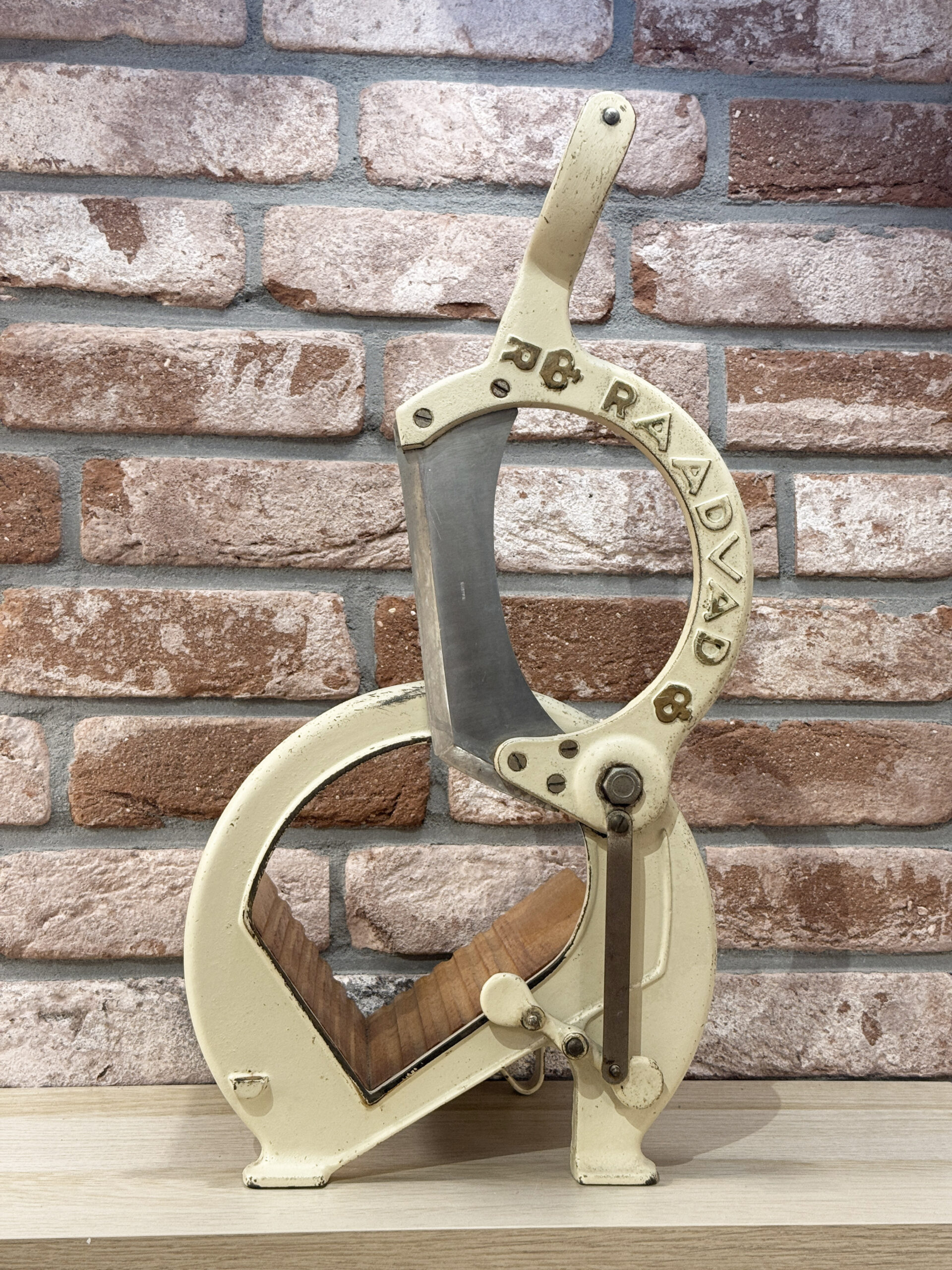 Raadvad broodsnijder beige met gouden letters